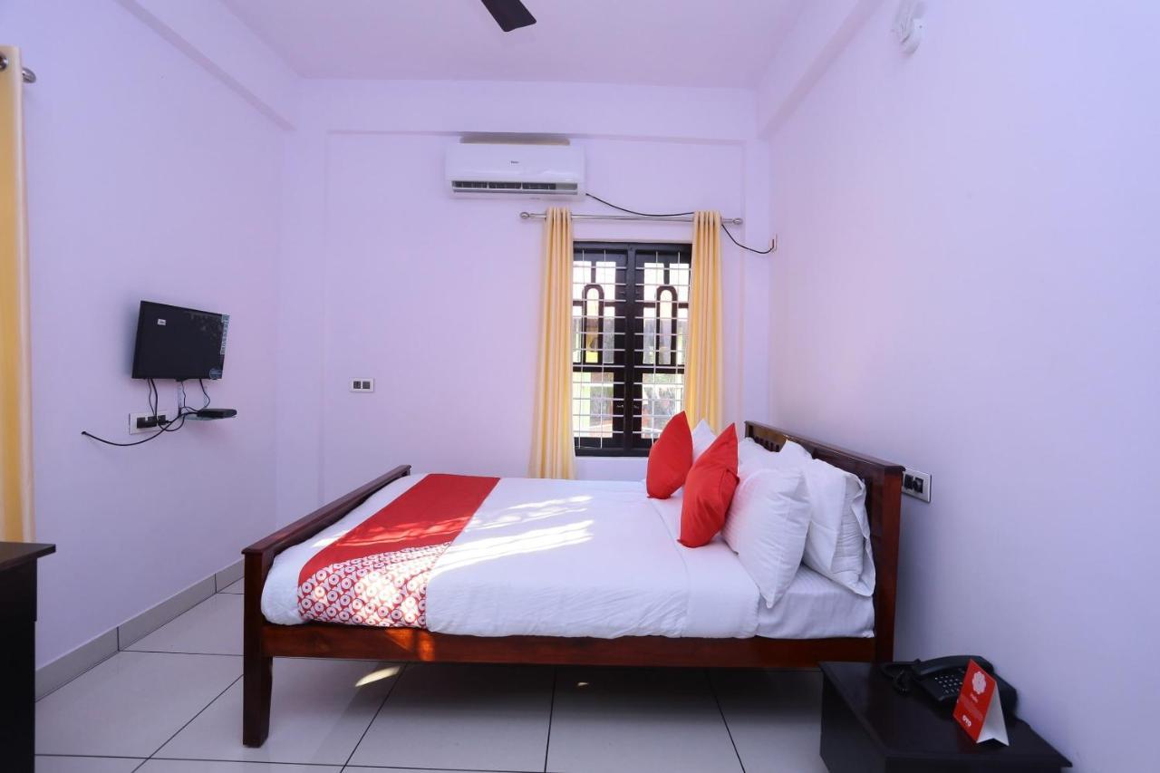 Oyo 26697 United Residency Kazhakuttam Exterior foto