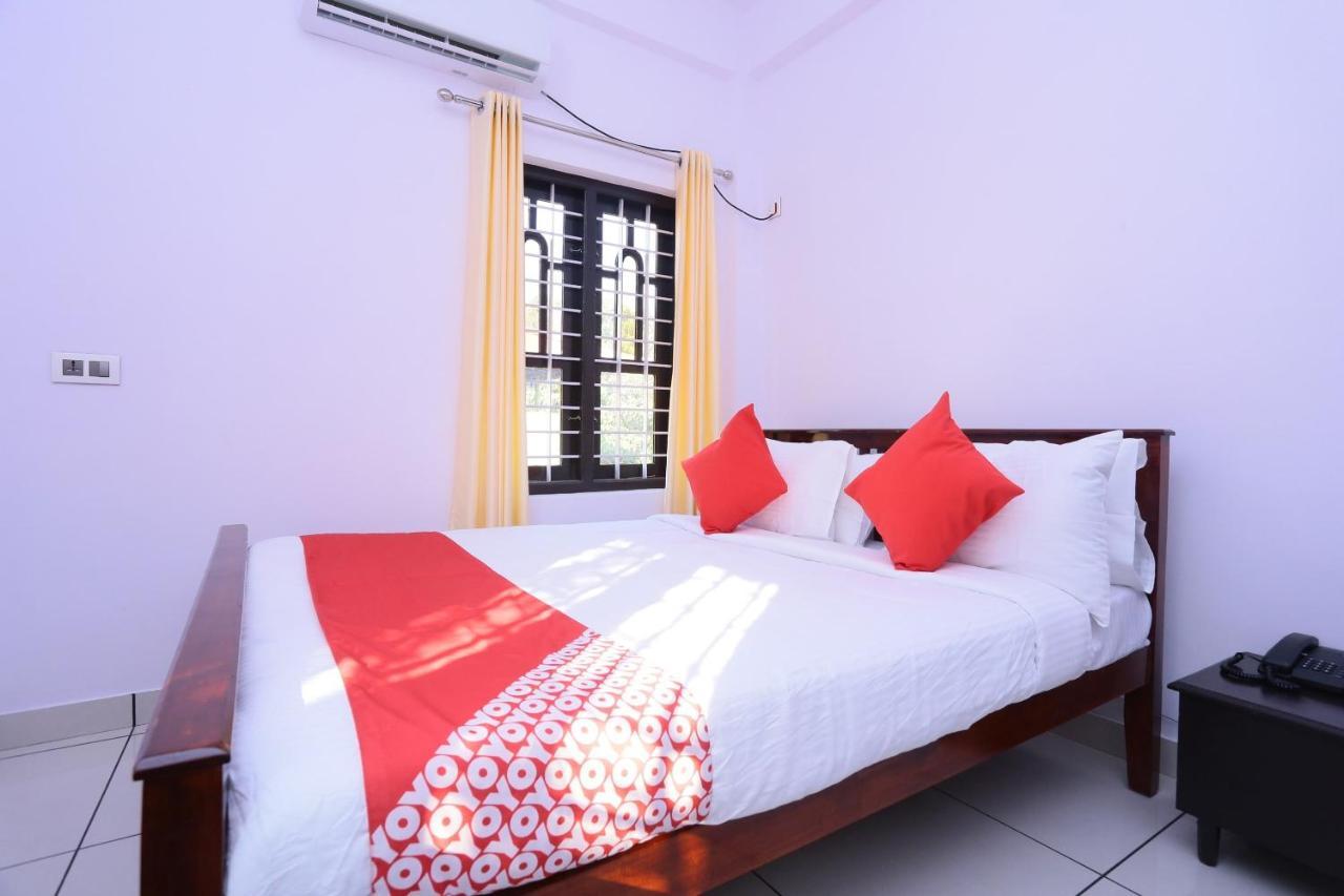 Oyo 26697 United Residency Kazhakuttam Exterior foto